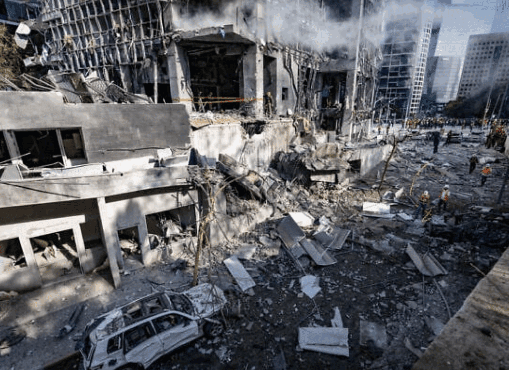 Security and rescue forces at the scene of a ballistic missile impact in Ramat Gan, June 19, 2025 (Chaim Goldberg/Flash90)